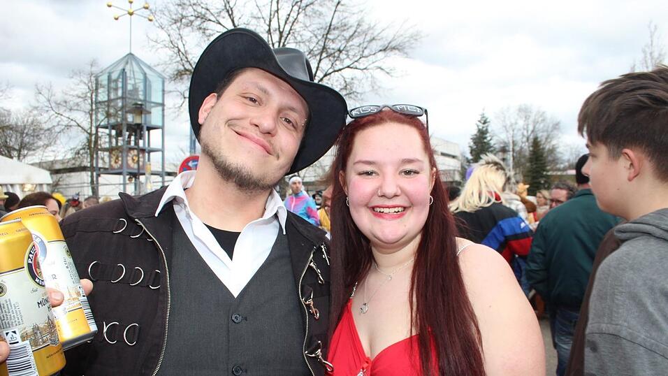 Viele Faschings-Fans haben sich am Samstag den Umzug in Langenbach angesehen. Viele Faschings-Fans haben sich am Samstag den Umzug in Langenbach angesehen.