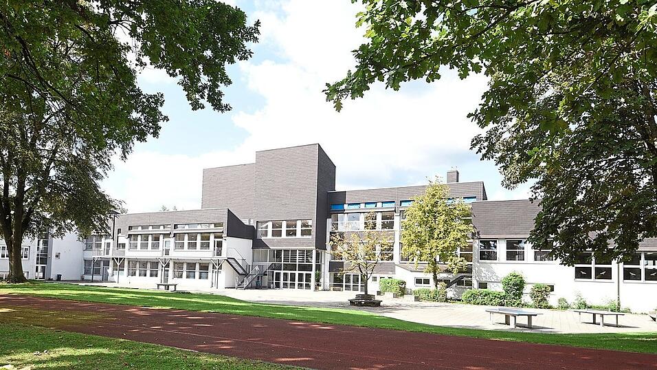 Die Realschule Vilsbiburg wird neu gebaut, das ist Beschlusslage des Landkreises Landshut. Auf der Fl&auml;che der Au&szlig;ensportanlagen entsteht zuerst ein gro&szlig;z&uuml;giger Neubau, danach wird die alte Schule abgerissen, um Platz zu haben f&uuml;r neue Sportanlagen.