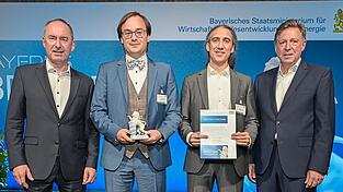 Bei der Preisverleihung im Schloss Schleißheim (von links) Staatsminister Hubert Aiwanger, die beiden geschäftsführenden Gesellschafter Tobias Mirwald und Johannes Boesl zusammen mit dem Vertreter der Jury.