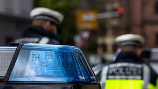 Die T&auml;ter sollen den 21-J&auml;hrigen nach einem Faschingsumzug am Rosenmontag attackiert haben. (Symbolbild)