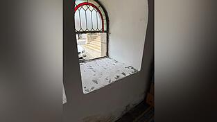 Ein zerschlagenes Fenster im Chamer Redemptoristenkloster Ein zerschlagenes Fenster im Chamer Redemptoristenkloster