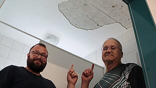 Hanse Nytiaha (l.) und Herbert Gerl in der Herrentoilette, wo der Putz von der Decke fällt. Hanse Nytiaha (l.) und Herbert Gerl in der Herrentoilette, wo der Putz von der Decke fällt.