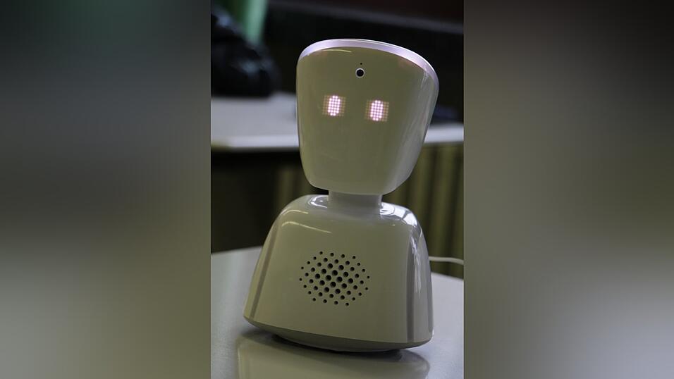 Der Avatar - die 9b nennt ihn liebevoll 'Gustl' - kann seinen Kopf drehen und Gefühle über die Stellung der Augen ausdrücken. Die kranken Kinder bedienen den kleinen Roboter über ein Tablet daheim. Der Avatar - die 9b nennt ihn liebevoll 'Gustl' - kann seinen Kopf drehen und Gefühle über die Stellung der Augen ausdrücken. Die kranken Kinder bedienen den kleinen Roboter über ein Tablet daheim.