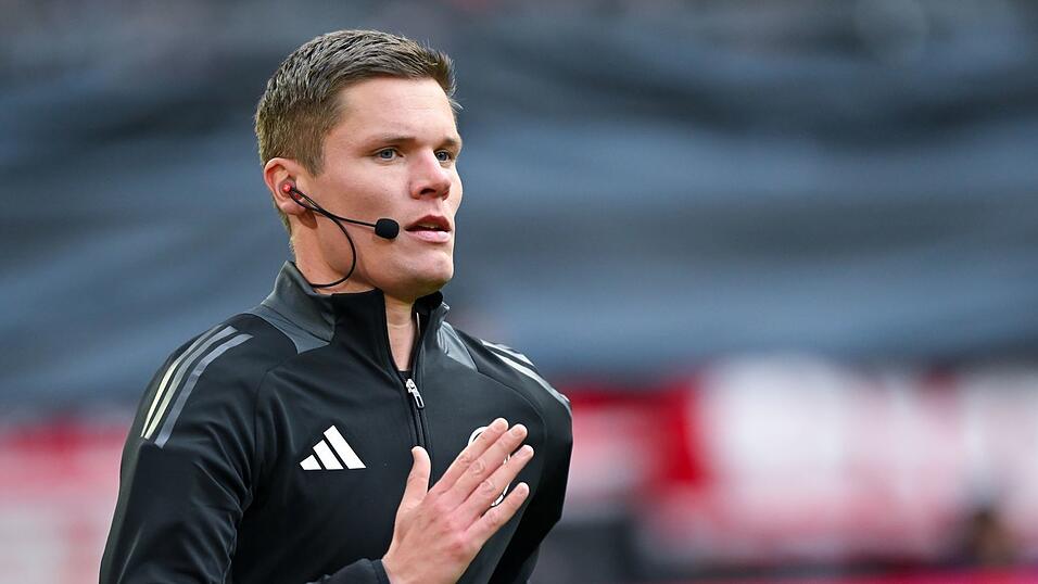 Schiedsrichter Florian Exner war für Durchsagen bei strittigen Entscheidungen mit einem Mikrofon ausgerüstet.