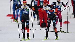 Das deutschen Kombinierer-Team mit Jenny Nowak (l) und Julian Schmid holte Silber.