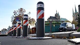 Die deutschen Weihnachtsmärkte werden wie hier in Erfurt mit Pollern und anderen Sperren gesichert. Die deutschen Weihnachtsmärkte werden wie hier in Erfurt mit Pollern und anderen Sperren gesichert.