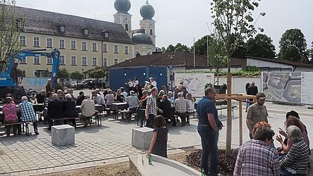 Den Tag der St&auml;dtebauf&ouml;rderung feierten am neu gestalteten Klostervorplatz in Metten auch die B&uuml;rger bei Kaiserwetter gut gelaunt mit.