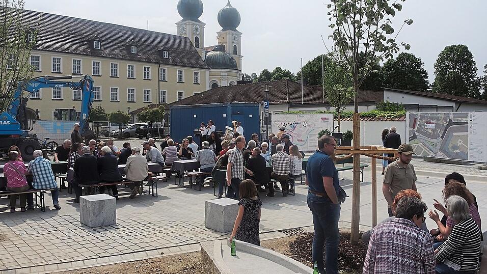 Den Tag der Städtebauförderung feierten am neu gestalteten Klostervorplatz in Metten auch die Bürger bei Kaiserwetter gut gelaunt mit. Den Tag der Städtebauförderung feierten am neu gestalteten Klostervorplatz in Metten auch die Bürger bei Kaiserwetter gut gelaunt mit.