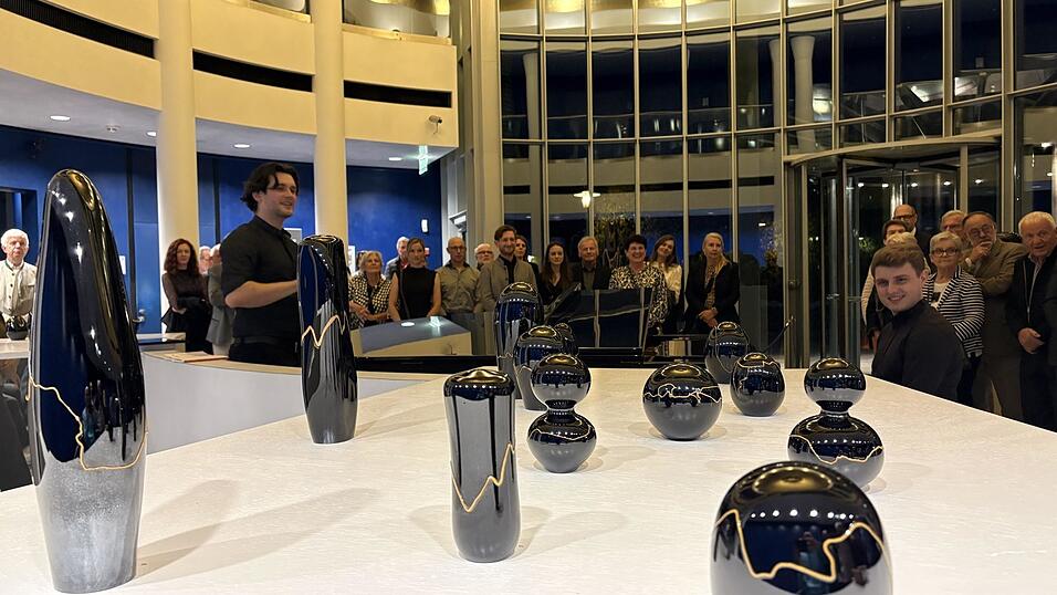 Noch bis 13. November kann in der Spielbank die Ausstellung „Zukunftsweber“ mit Arbeiten von Michael Weinfurtner besichtigt werden. Noch bis 13. November kann in der Spielbank die Ausstellung „Zukunftsweber“ mit Arbeiten von Michael Weinfurtner besichtigt werden.