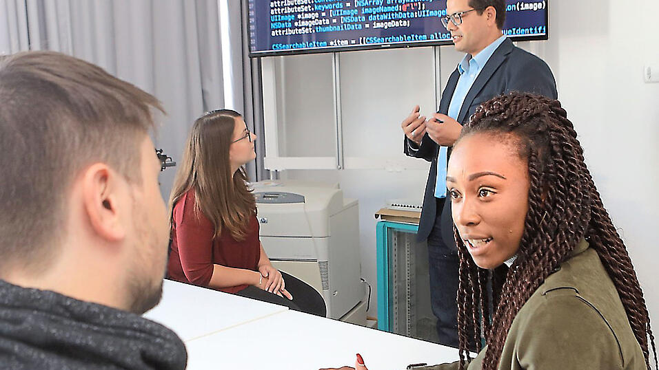 Die Absolventinnen und Absolventen des neuen Masterstudiengangs 'Wirtschaftsinformatik' werden gefragte Fachkräfte sein. Die Absolventinnen und Absolventen des neuen Masterstudiengangs 'Wirtschaftsinformatik' werden gefragte Fachkräfte sein.