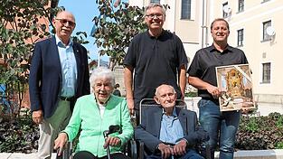 Dritter Bürgermeister Franz Former gratulierte namens der Stadt Emma und Ludwig Schmidberger zur Eisernen Hochzeit. Für die Kirche taten dies Pfarrer Johann Tauer und Diakon Thomas Bauer.