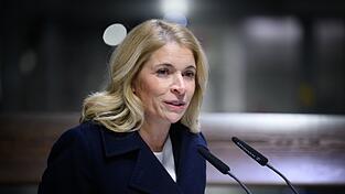 Bahnchefin Evelyn Palla will nach dem t&ouml;dlichen Angriff auf einen Zugbegleiter einen Sicherheitsgipfel mit den Sicherheitsverantwortlichen im Bahnverkehr einberufen. (Archivbild)