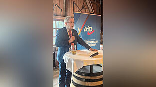 Hans-Georg Maaßen bei seinem Vortrag am Freitagabend beim Krahwirt in Deggendorf. Hans-Georg Maaßen bei seinem Vortrag am Freitagabend beim Krahwirt in Deggendorf.
