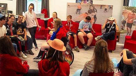 Für die Teilnehmer stehen Rollstuhl-Basketball, eine Lamawanderung oder Segelfliegen auf dem Programm. Im Theater-Workshop sollen die Jugendlichen improvisierte Szenen aufführen. So sollen sie lernen, aus sich herauszugehen und selbstbewusster werden Für die Teilnehmer stehen Rollstuhl-Basketball, eine Lamawanderung oder Segelfliegen auf dem Programm. Im Theater-Workshop sollen die Jugendlichen improvisierte Szenen aufführen. So sollen sie lernen, aus sich herauszugehen und selbstbewusster werden