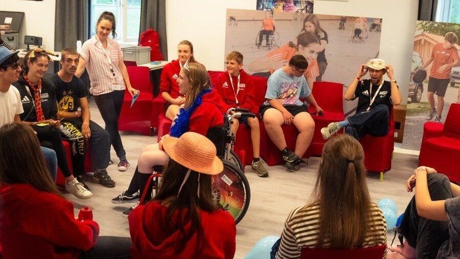 Für die Teilnehmer stehen Rollstuhl-Basketball, eine Lamawanderung oder Segelfliegen auf dem Programm. Im Theater-Workshop sollen die Jugendlichen improvisierte Szenen aufführen. So sollen sie lernen, aus sich herauszugehen und selbstbewusster werden Für die Teilnehmer stehen Rollstuhl-Basketball, eine Lamawanderung oder Segelfliegen auf dem Programm. Im Theater-Workshop sollen die Jugendlichen improvisierte Szenen aufführen. So sollen sie lernen, aus sich herauszugehen und selbstbewusster werden