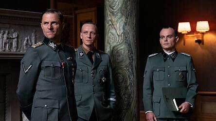 Planen das Unfassbare: Philipp Hochmair (links) als Reinhard Heydrich, Chef des Reichssicherheitshauptamts, Jakob Diehl (Mitte) als Gestapo-Chef Heinrich M&uuml;ller und Johannes Allmayer als Adolf Eichmann, Leiter der Abteilung Judenangelegenheiten / R&auml;umungsangelegenheiten im Reichssicherheitshauptamt