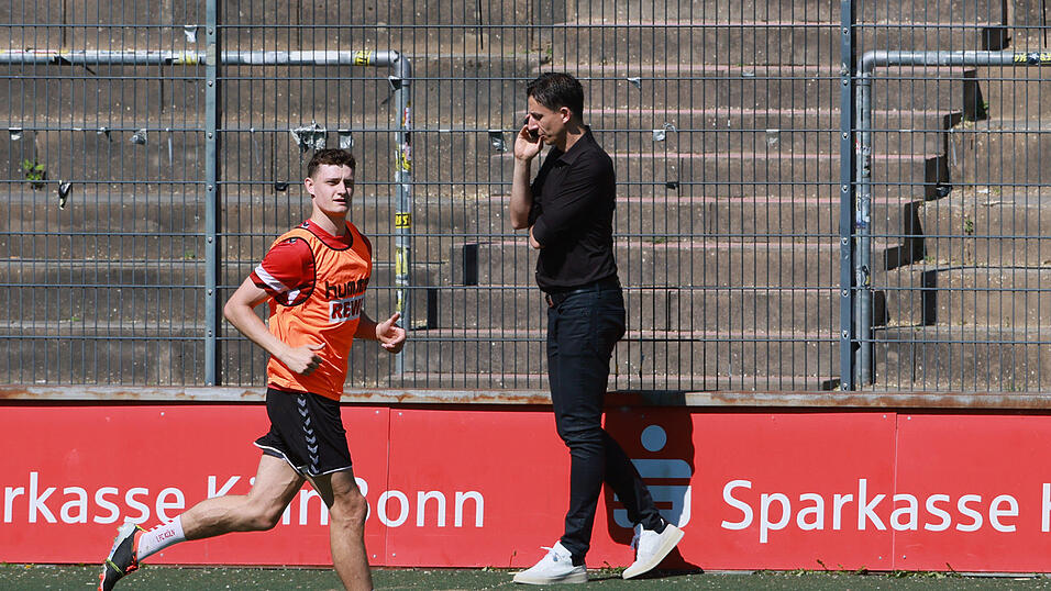 Eric Martel bleibt - FC-Geschäftsführer Christian Keller (r.) freut's. Eric Martel bleibt - FC-Geschäftsführer Christian Keller (r.) freut's.