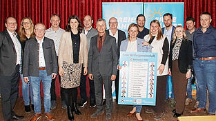 B&uuml;rgermeisterkandidat Hans Biederer und Landratskandidatin Tanja Schweiger (Mitte) mit den FWG-Gemeinderatsbewerbern.