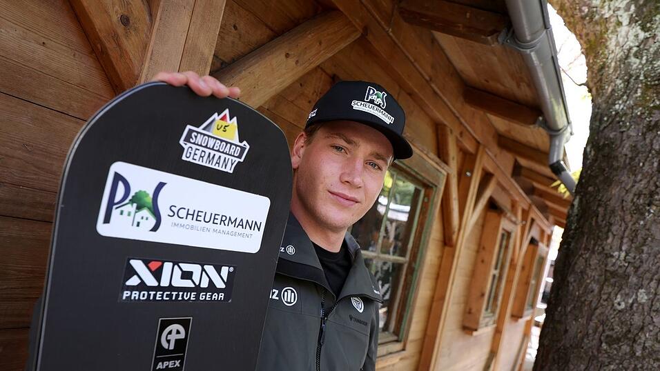 Snowboardcrosser Leon Ulbricht bei der offiziellen Einkleidung f&uuml;r die neue Saison.