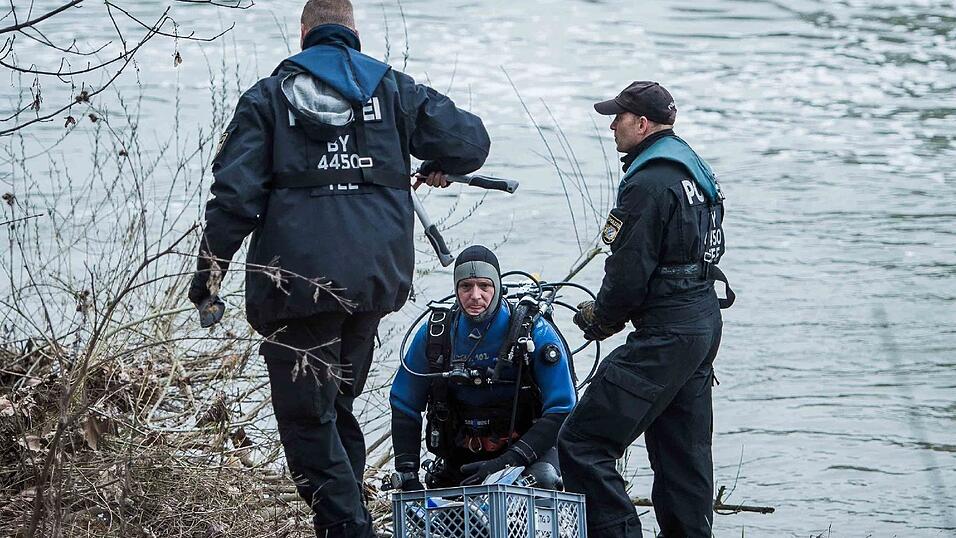 Polizeitaucher suchen am Freitagvormittag in der Donau nach der seit Sonntag vermissten Malina Klaar. An dieser Stelle hatten die Leichenspürhunde am Donnerstag angeschlagen. Polizeitaucher suchen am Freitagvormittag in der Donau nach der seit Sonntag vermissten Malina Klaar. An dieser Stelle hatten die Leichenspürhunde am Donnerstag angeschlagen.
