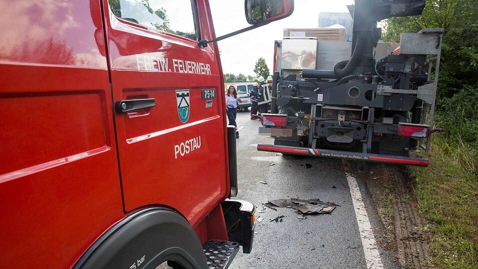 Schwerer Unfall am Freitagmorgen bei Postau (Kreis Landshut). Dort kollidierte ein Auto auf der Gegenfahrbahn frontal mit einem Lastwagen.