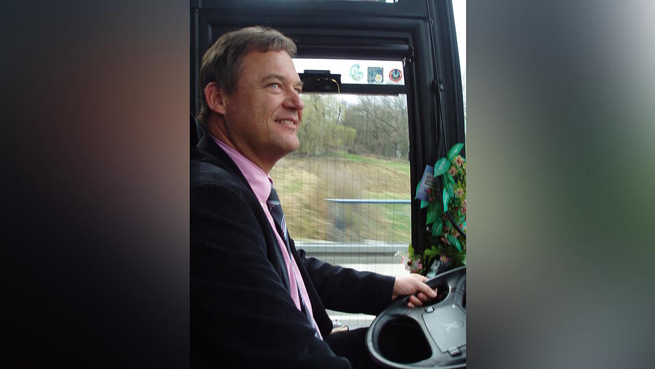 Dingolfings Stadtoberhaupt kann nicht nur Regieren, sondern auch Busfahren. Nun übergibt er das Steuer in andere Hände. Dingolfings Stadtoberhaupt kann nicht nur Regieren, sondern auch Busfahren. Nun übergibt er das Steuer in andere Hände.