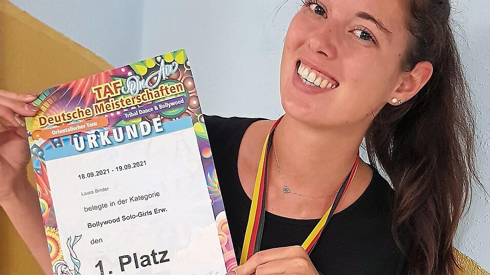 Bei Laura Binder und dem Ergoldinger Tanzsportverein ist die Freude &uuml;ber den ersten Platz gro&szlig;.