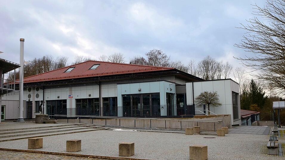 Für den 25. Juni soll die Doppelturnhalle als Festhalle herausgeputzt werden. Für den 25. Juni soll die Doppelturnhalle als Festhalle herausgeputzt werden.
