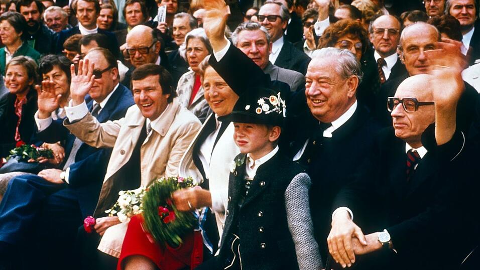 1975: Josef Deimer (4. v. li.), Oberbürgermeister von Landshut, und der bayerische Ministerpräsident Alfons Goppel (2. v. re.). 1975: Josef Deimer (4. v. li.), Oberbürgermeister von Landshut, und der bayerische Ministerpräsident Alfons Goppel (2. v. re.).