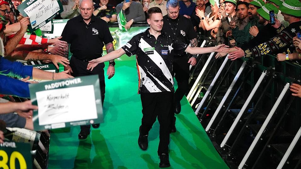 Pietreczko kommt zur Pokemon-Musik auf die B&uuml;hne.