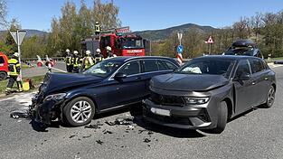 F&uuml;nf Verletzte und Totalschaden an beiden beteiligten Fahrzeugen ist die Bilanz eines Unfalls, der sich am Freitag ereignet hat.