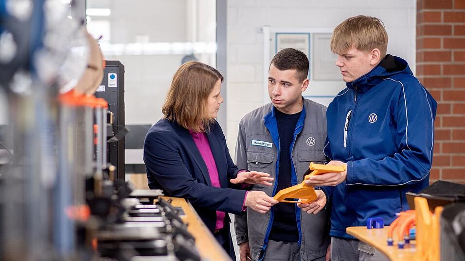 Hamburg im Gespr&auml;ch mit Azubis im VW-Werk in Emden. (Archivbild)