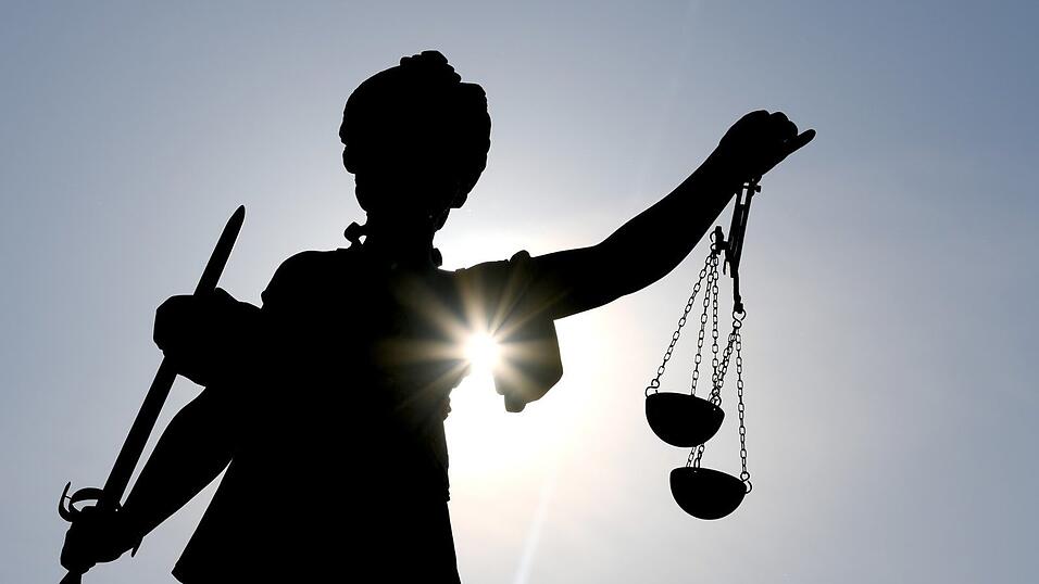 Der angeklagte Vater kommt vor Gericht gerade noch mit einer Geldstrafe davon. Der angeklagte Vater kommt vor Gericht gerade noch mit einer Geldstrafe davon.