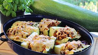 Gefüllte Zucchini - entweder fleischfrei oder mit Hackfleisch gefüllt.