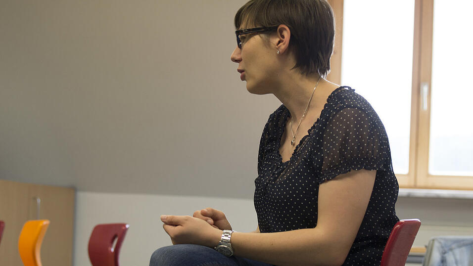 Sehr interessiert hörten die Viertklässler der Grundschule Neukirchen den Erzählungen der Straubinger Redakteurin Tanja Pfeffer zu. Lena Eibl, Praktikantin in der Jugendredaktion, hielt die Schulstunde in Bildern fest. Sehr interessiert hörten die Viertklässler der Grundschule Neukirchen den Erzählungen der Straubinger Redakteurin Tanja Pfeffer zu. Lena Eibl, Praktikantin in der Jugendredaktion, hielt die Schulstunde in Bildern fest.