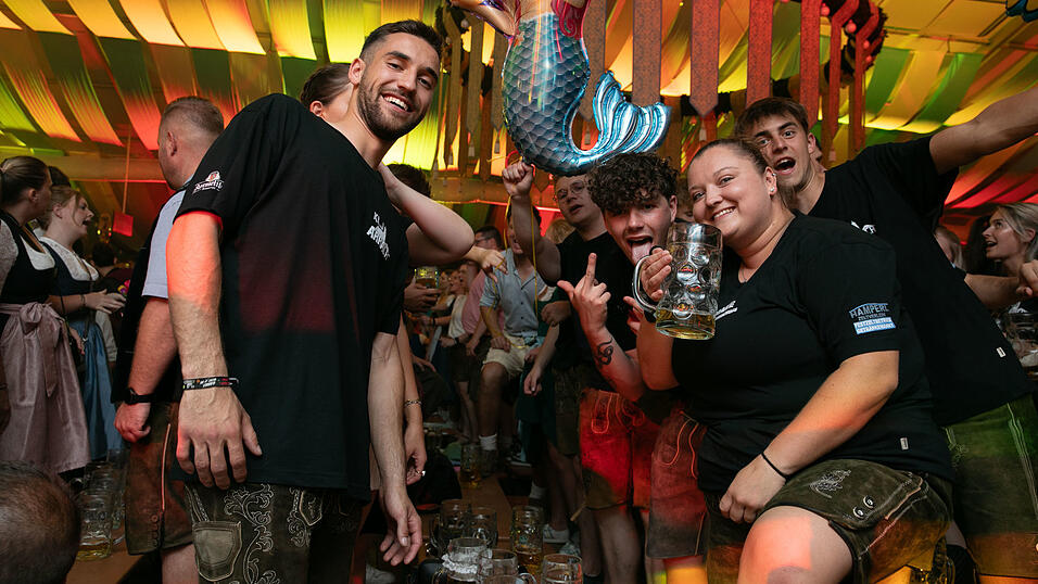 Die Partybilder vom Dienstag, 12. August, aus dem Festzelt Wenisch. Die Partybilder vom Dienstag, 12. August, aus dem Festzelt Wenisch.