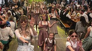 Feiert der Verein, dann kommen alle zu Besuch. So wie hier beim Feuerwehrjubiläum in Runding.