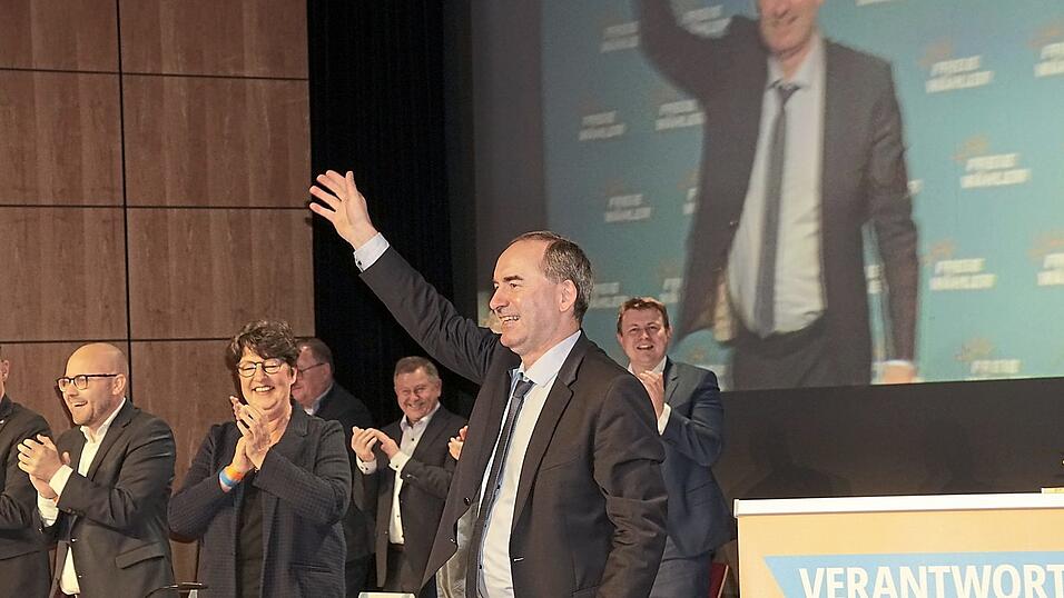 Der Parteivorsitzende Hubert Aiwanger bekommt regen Applaus nach seiner Grundsatzrede auf der Landesversammlung der Freien Wähler, in der er anschließend auch zum Spitzenkandidaten gewählt wird.