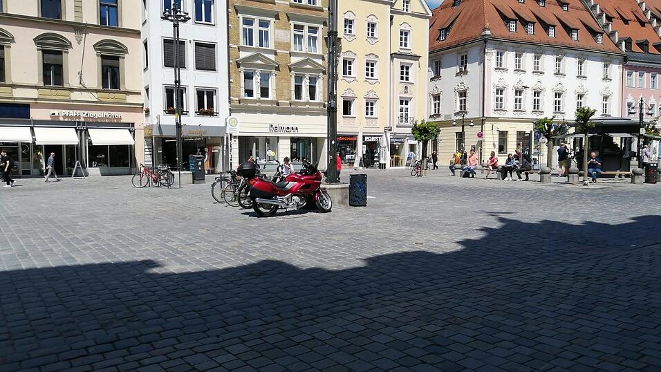 Wo jetzt Fahr- und Motorräder und Sitzbänke stehen, soll der Fisch-Marktpavillon seinen Standort haben. Für Sitzgelegenheiten und Fahrradständer sollen Ersatzstandorte gesucht werden. Wo jetzt Fahr- und Motorräder und Sitzbänke stehen, soll der Fisch-Marktpavillon seinen Standort haben. Für Sitzgelegenheiten und Fahrradständer sollen Ersatzstandorte gesucht werden.
