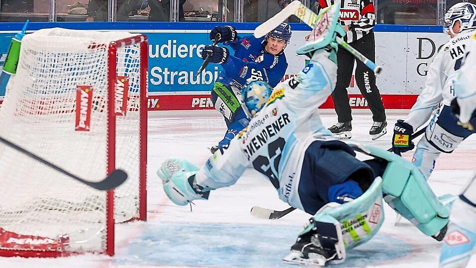 Stefan Loibl erzielt das zwischenzeitliche 5:1 f&uuml;r die Tigers am Dienstagabend gegen Dresden. Die Flugparade von Eisl&ouml;wen-Schlussmann Jan&iacute;ck Schwendener konnte den Gegentreffer nicht verhindern.
