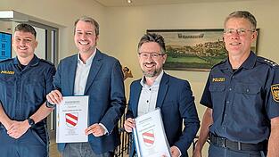 Entspannte Gesichter gab es heuer bei der &Uuml;bergabe der Kriminalit&auml;tsstatistik 2025. Landaus Polizeichef Stephan Lehner (r.) und POM Markus Wieczorek hatten f&uuml;r B&uuml;rgermeister Matthias Kohlmayer (2.v.l.) und Alexander Oswald gute Nachrichten - was auch die Zusammenarbeit der Beh&ouml;rden betraf.