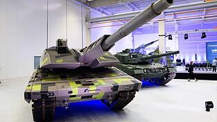 Rheinmetall-Panzer bei einer firmeneigenen Show im Werk in Unterlüß, vorne der Panther-Kampfpanzer. Der dürfte auch auf der Eurosatory zu sehen sein. (Archivbild) Rheinmetall-Panzer bei einer firmeneigenen Show im Werk in Unterlüß, vorne der Panther-Kampfpanzer. Der dürfte auch auf der Eurosatory zu sehen sein. (Archivbild)