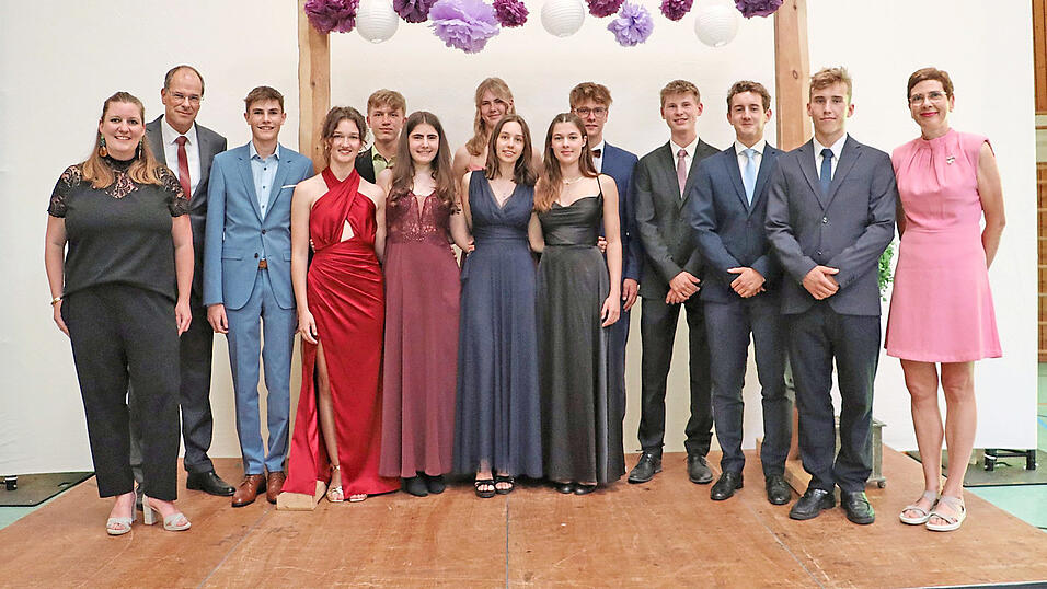 Schulleiter Ulrich Kosterhon und Anna-Lena Amme (links) sowie Susanne Poppe (rechts) mit den Abschlussbesten des Hans-Leinberger-Gymnasiums.