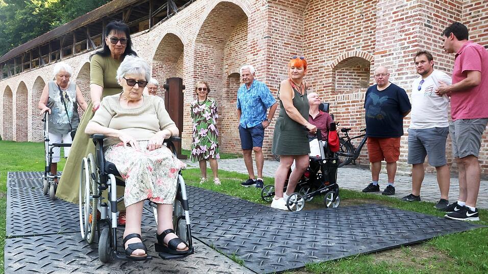 Wenig Begeisterung l&ouml;ste der Vorschlag der Stadt aus, Kunststoffplatten auf dem Christkindlmarkt auszulegen. Die Rippen machen den Weg zu einer unangenehmen, anstrengenden R&uuml;ttelpartie. Betroffene wie Seniorenbeiratsvertreter f&uuml;hlen sich mit ihrem Anliegen, den Markt barrierefrei zu gestalten, nicht ernstgenommen.