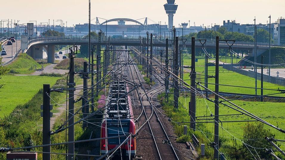 Der M&uuml;nchner Flughafen (im Hintergrund) wird f&uuml;r mehrere Tage nicht mit der S-Bahn erreichbar sein. (Archivbild)