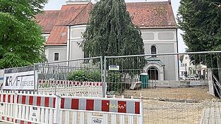Wochenlang blieb die Durchfahrt zum Klosterberg w&auml;hrend des Baus der Br&uuml;cke &uuml;ber den Leitersdorfer Bach gesperrt. Die Investitionskosten beliefen sich auf beinahe zwei Millionen Euro, die den Haushalt belasten.