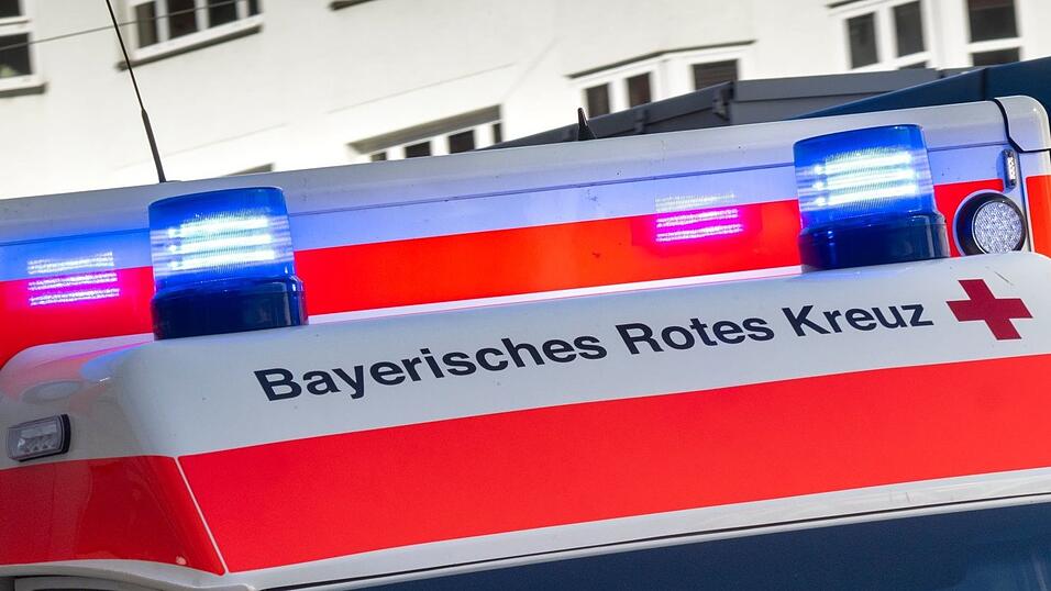 Der 20-Jährige wurde mit schweren Verletzungen am Bein ins Krankenhaus gebracht. (Archivbild) Der 20-Jährige wurde mit schweren Verletzungen am Bein ins Krankenhaus gebracht. (Archivbild)
