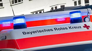 Der 20-Jährige wurde mit schweren Verletzungen am Bein ins Krankenhaus gebracht. (Archivbild) Der 20-Jährige wurde mit schweren Verletzungen am Bein ins Krankenhaus gebracht. (Archivbild)