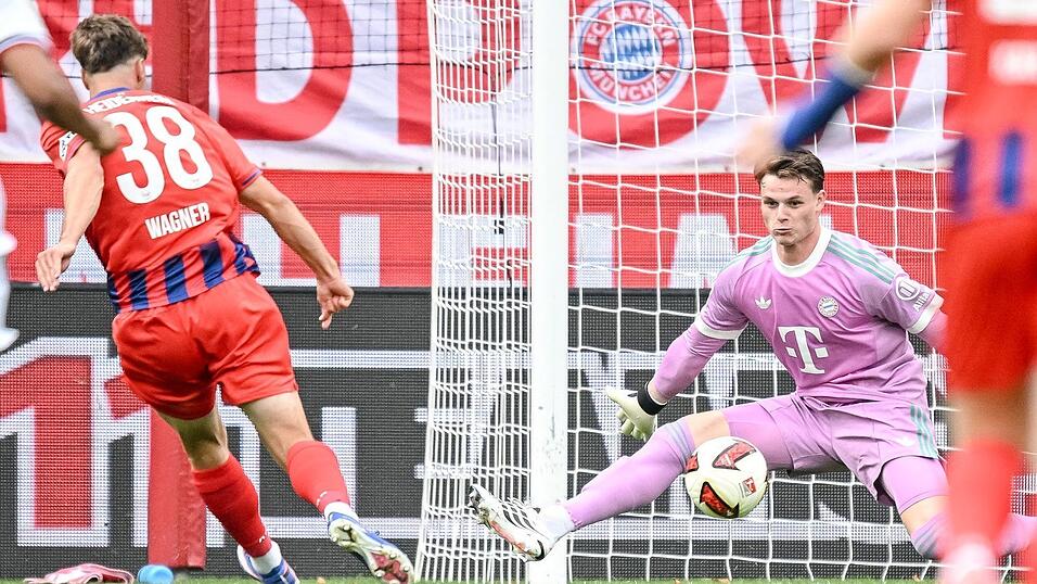 Früh bezwungen: Bayern-Keeper Jonas Urbig (r.). Früh bezwungen: Bayern-Keeper Jonas Urbig (r.).
