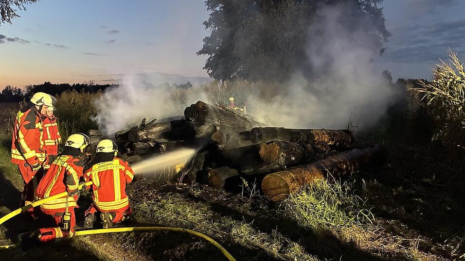 Nach etwa 20 Minuten konnte aufgrund des massiven Wassereinsatzes „Feuer aus“ gemeldet werden. Nach etwa 20 Minuten konnte aufgrund des massiven Wassereinsatzes „Feuer aus“ gemeldet werden.